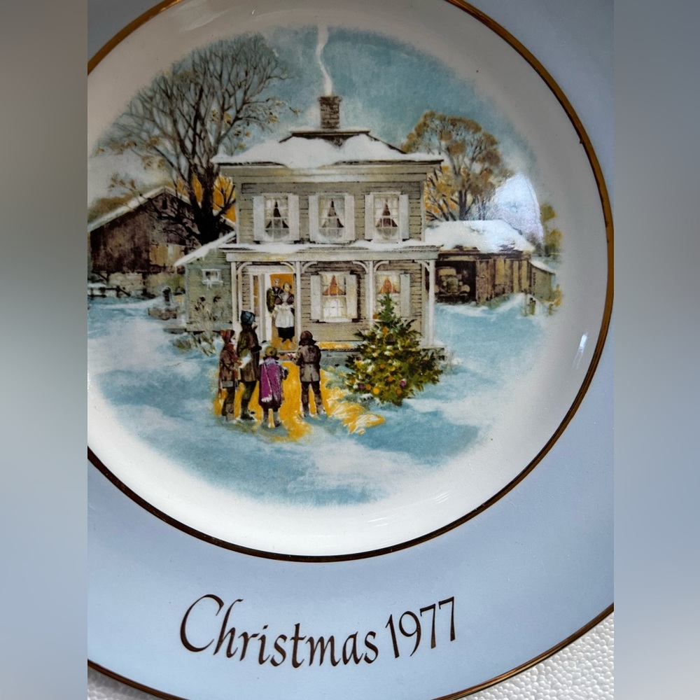Wedgwood Avon CAROLLERS IN THE SNOW Christmas Plate Series 1977 Made in England